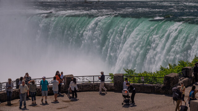 nur wenige Leute schauen sich das imposante Spektakel an