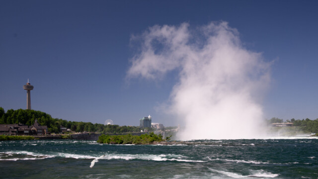 Gischtwolke mit dem Skylon-Tower ganz links