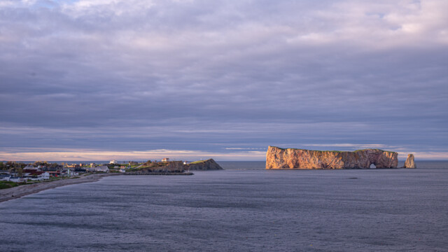 im Abendlicht: Percé mit Kalksteinfelsen