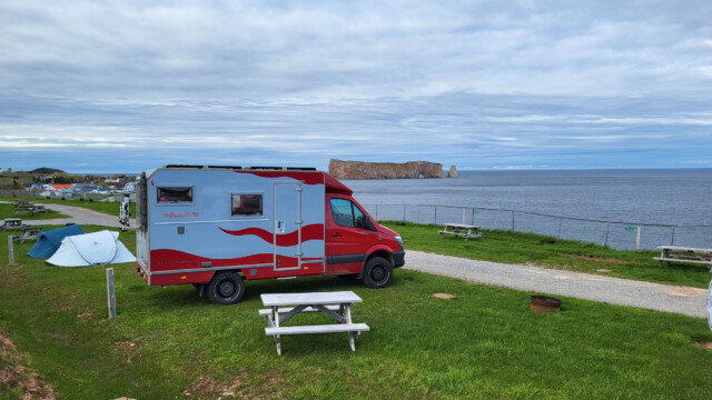 im Hintergrund der Fels Roger Percé