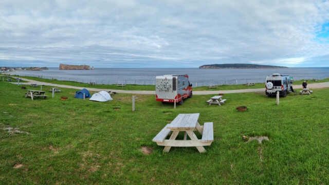 Panoramablick von unserem Campingplatz in Percé