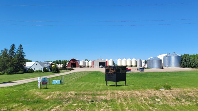 riesige Siloanlagen bei den Farmen