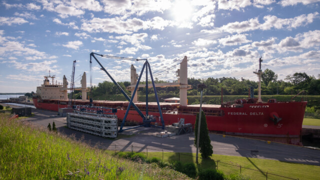 riesige Schleuse für über 200 m lange Schiffe, vorne rechts die Stange, auf welchem sich das Nest befindet