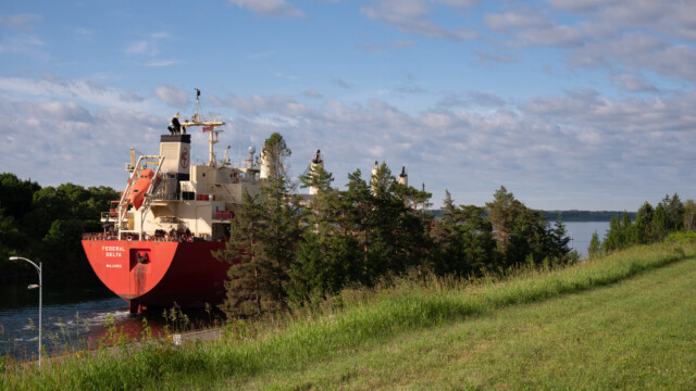 Frachter mit Flagge der Marschall-Inseln verlässt die Schleuse Richtung Ontario-See