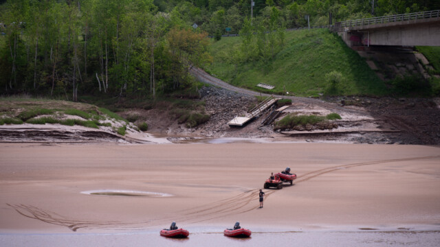 Die Boote werden teilweise mit 6x6 Quads zum Fluss gebracht