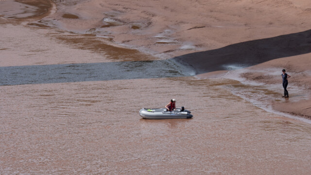 bei diesem Boot funktionierte zwar der Aussenborder nicht, doch dies schien kein Problem zu sein für eine Flussfahrt