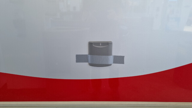 Deckel zu Stromanschluss zugeklebt