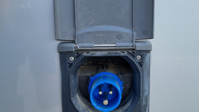 Magnet oben und unten links völlig verrostet