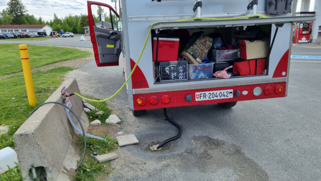 grüner Schlauch = Wasser bunkern, schwarzer Schlauch = Abwasser entsorgen