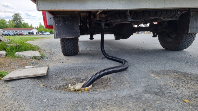 der Anschluss des Abwassers beim Bimobil EX366 liegt unter dem Fahrzeug, grrr