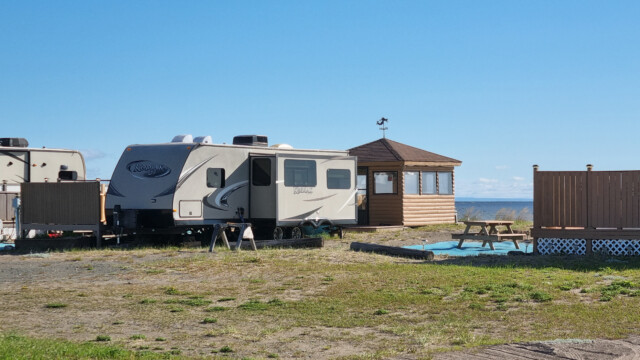 Campieren in Kanada: Wohnwagen XXL mit eigener kleiner Hütte