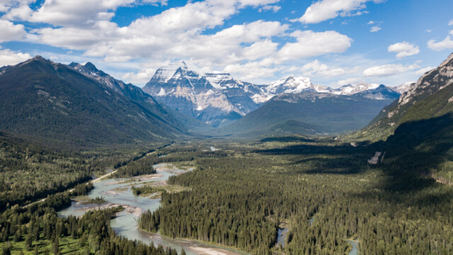 im Hintergrund Mount Robson, der höchste Berg der kanadischen Rocky Mountains