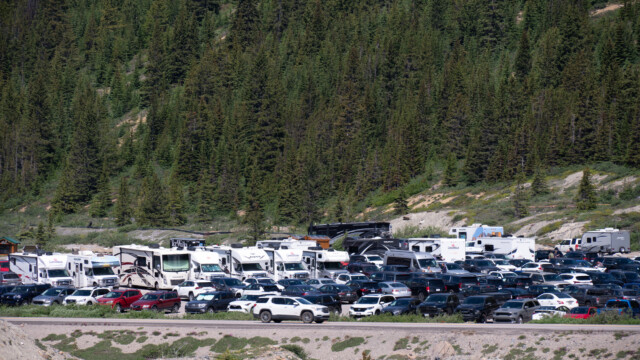 viele Fahrzeuge, die Wohnmobile werden fast ausschliesslich von europäischen Touristen gefahren, die Kanadier haben Wohnwagen, die Amerikaner Mietautos und Hotel/Motel