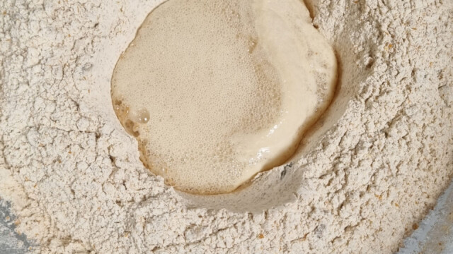 ... in den Teig geben und ...