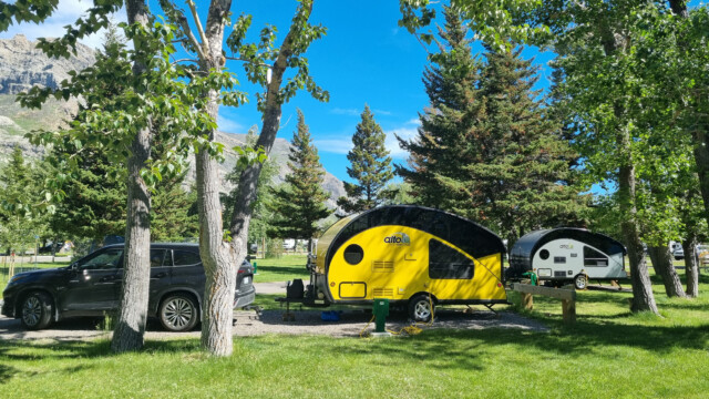 aerodynamischer Wohnwagen, einmal in gelb und einmal in grau