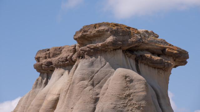 harter, eisenhaltiger Hut, welcher der Erosion länger standhält als der "normale" Sandstein
