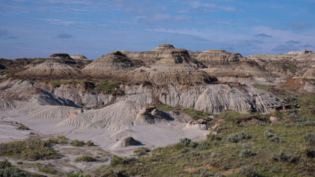 überall pyramidenförmige, farbige Berge