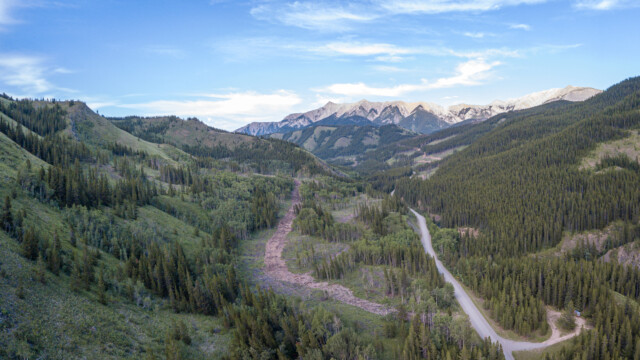 im Hintergrund die Rocky Mountains, vorne unten rechts unser Ăśbernachtungsplatz