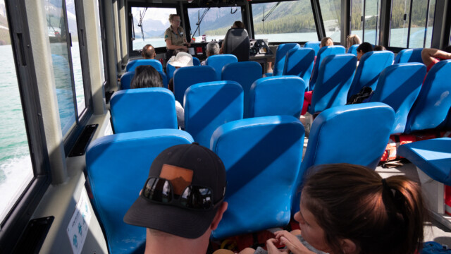 wahrscheinlich ist das Wetter oft schlecht, denn es gibt nur Innenplätze; man darf aber nach draussen während der Fahrt;