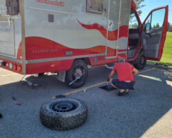 Rad-Wechsel auf dem Walmart-Parkplatz