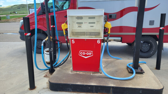 links normaler Diesel, rechts eingefärbter Diesel für die Landwirtschaft;