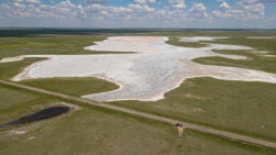 ausgetrockneter TĂĽmpel, Jupi und wir im Vordergrund ganz klein