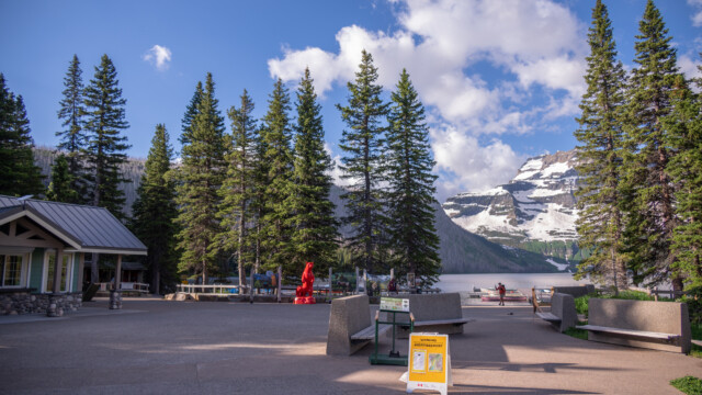 Start zur Wanderung, auf dem Schild vorne rechts wird vor Bären gewarnt