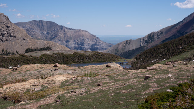 in der Ferne Richtung Osten ist die flache Prärie sichtbar
