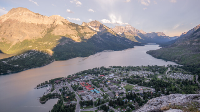 Blick von oben auf den namensgebenden See sowie den Touristenort, erinnert uns ein wenig ans Engadin und Silvaplana;