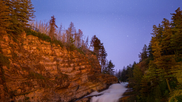 Wasserfall mit Sternenhimmel