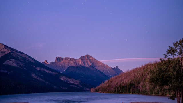 die Sonne kommt im Osten schon langsam unter dem Horizont hervor