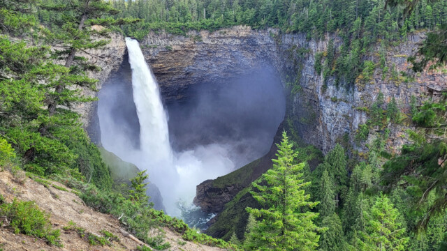 Gute Sicht auf den Kessel des Helmcken Wasserfalles