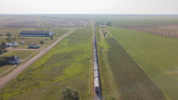 langer GĂĽterzug aus der Vogelperspektive