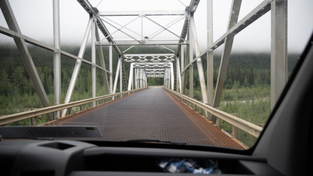 "normale" EisenbrĂĽcke mit Fahrbahn aus Eisengitter