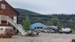 dies ist bis jetzt das grösste Gespann: Vorne ein 3-Achs Wohnmobil und hinten ein geländegängiger Kastenwagen in der Grösse von Jupi;