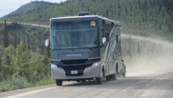 und solche Fahrzeuge wiederum gehören immer Nordamerikanern, meistens ziehen sie dann noch einen PW hintennach;