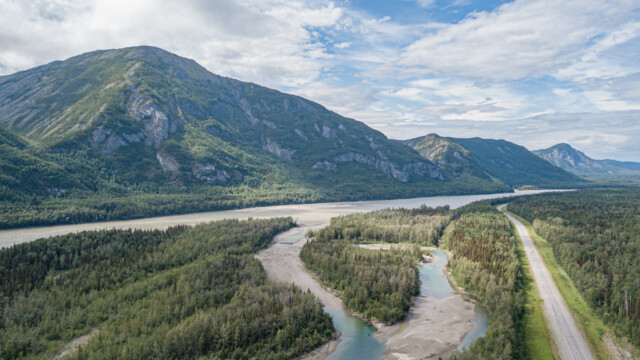 Alaska-Highway neben dem Liard-River; Drohnenaufnahme