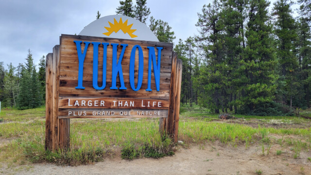 Yukon-BegrĂĽssungsschild beim GrenzĂĽbertritt