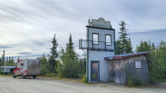 Willkommensschild Dawson City (von Norden her)