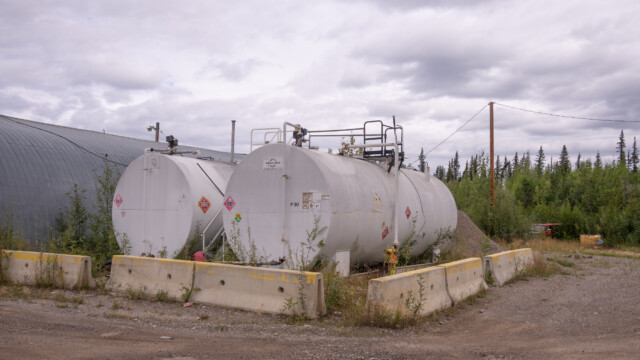 Die Tanks von Tankstellen stehen hier immer ĂĽber dem Boden