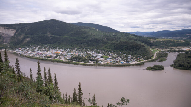 Dawson-City vom gegenĂĽber liegenden Ufer aus gesehen