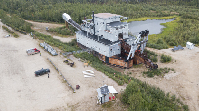 Schaufelbagger, vorne ist rechts, damit wurde die Erde resp. das Gestein aus dem Boden geholt...
