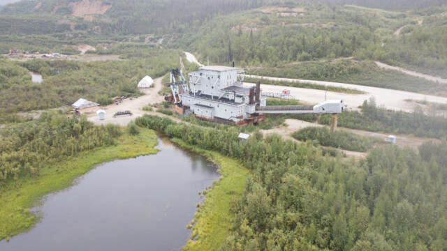 und hinten ĂĽber den langen Arm wieder rausgelassen;