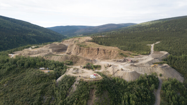 hier wird heute im grossen Stil nach Gold gesucht