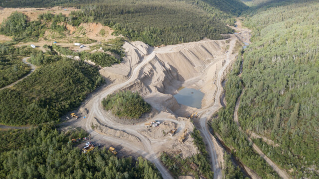 ĂĽberall sehen wir aus Drohnenperspektive Goldabbaugebiete