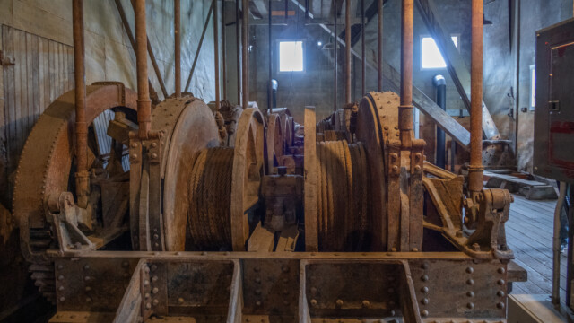 Winchen: Von hier aus gehen Drahtseile an Land, wo sie verankert sind. Mit dichtholen und fieren wird der Bagger gesteuert