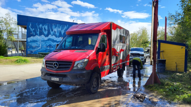 vorallem unter dem Fahrzeug hing sehr viel Dreck