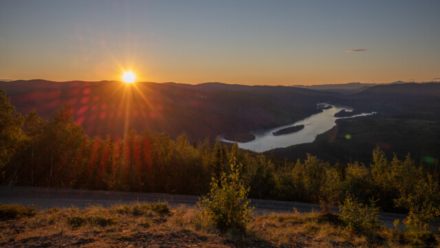 Sonnenuntergang über Dawson-City, im Hintergrund der Yukon-River