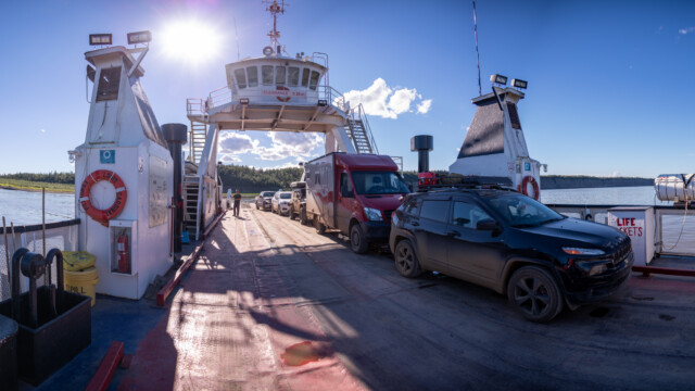 Jupi auf der Fähre über den Mackenzie-River