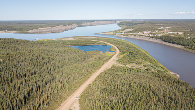 Zusammenfluss von Red River mit dem breiten Mackenzie-River, Luftaufnahme